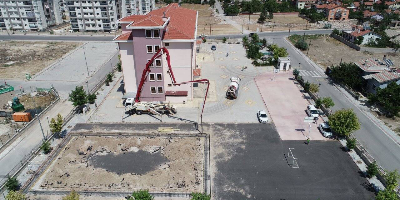 Meram’daki 10 okula halı saha kazandırılıyor