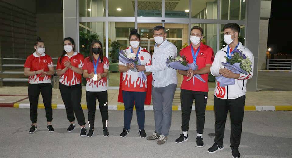 Şampiyonlar çiçeklerle karşılandı