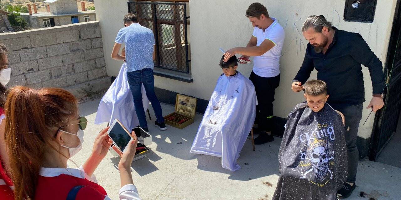 Berberler, öğrencileri ücretsiz tıraş etti