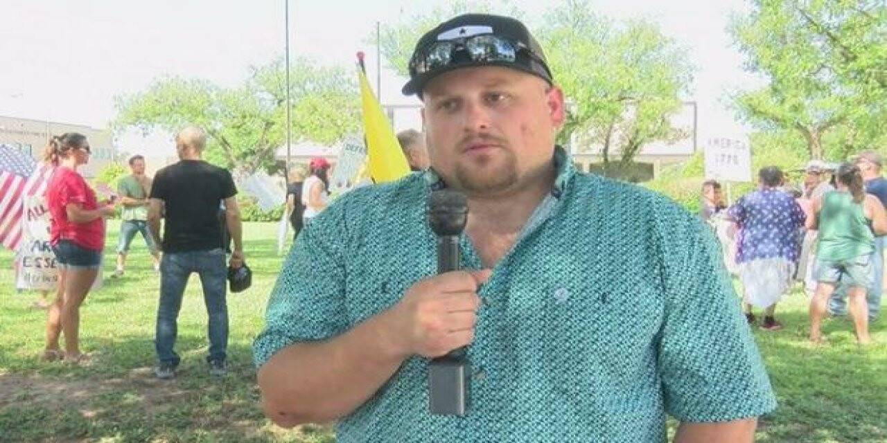 Aşı karşıtı mitinglerin organizatörü virüsten öldü