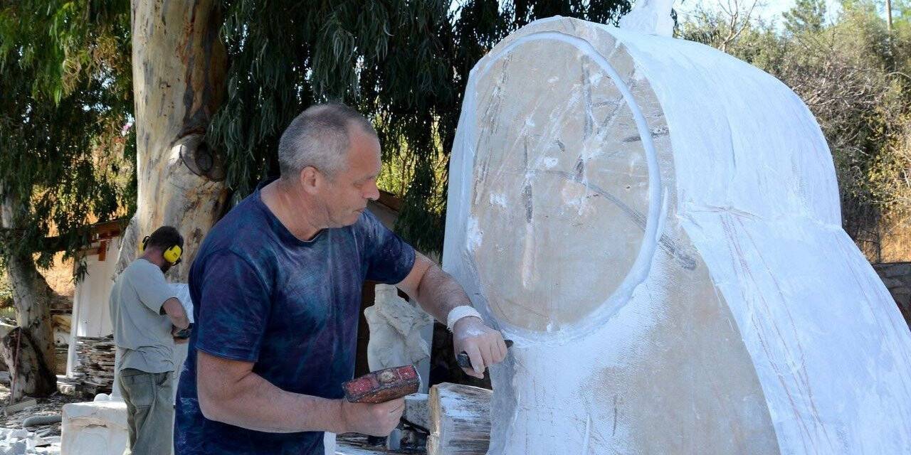 Sanatçılar yangınlar sonrası ibretlik heykel yapıyor