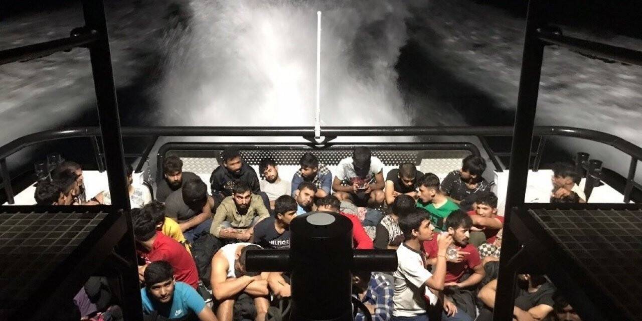 Yelkenlide 63 düzensiz göçmen yakalandı