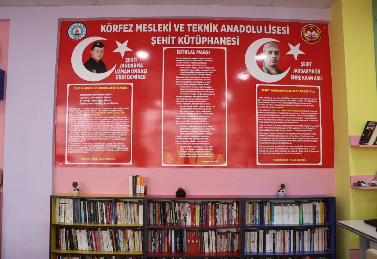 Çürümeye terk edilen kitaplarla şehitlerin adını kütüphanelere yazdı