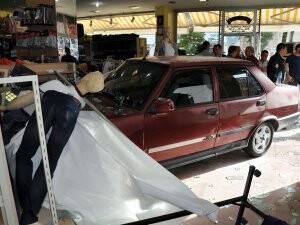 Ehliyetsiz sürücü otomobille mağazaya girdi