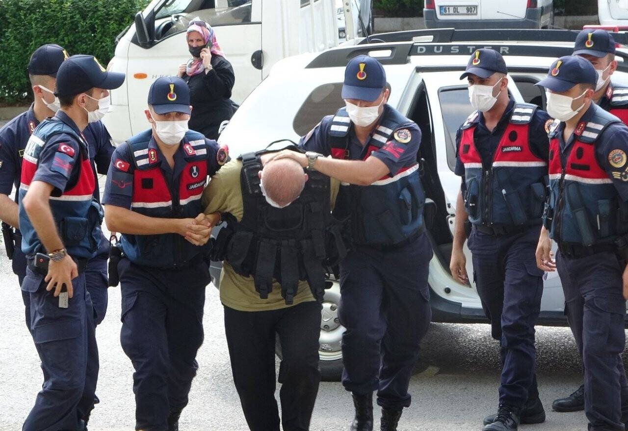 Cinnet geçirerek 3 küçük kızını silahla öldüren şahıs adliyeye getirildi