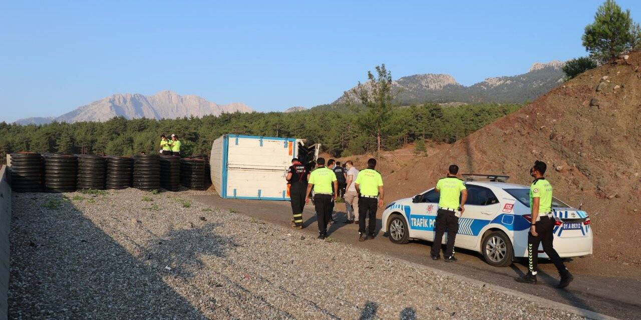 Kamyon kaçış rampasında bariyere çarptı: 4 ölü