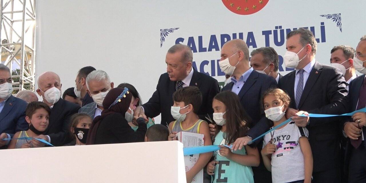 Cumhurbaşkanı Erdoğan’ın yanına geçebilmek için göz yaşlarını tutamadı