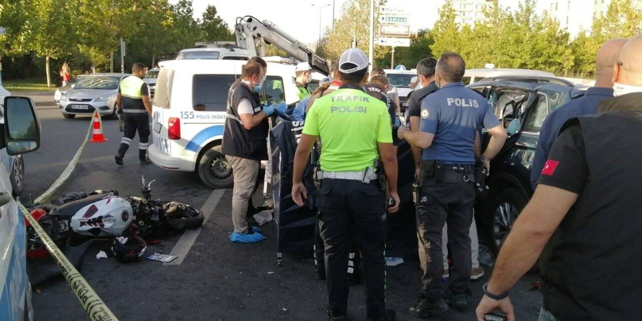 Son sürat giden motosiklet sürücüsü otomobile çarptı: 1 ölü, 2 yaralı
