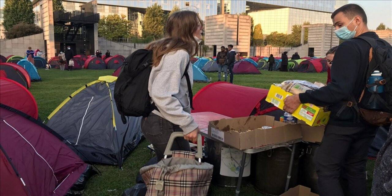 Paris Valiliği önünde çadır kuran evsizler tahliye edildi