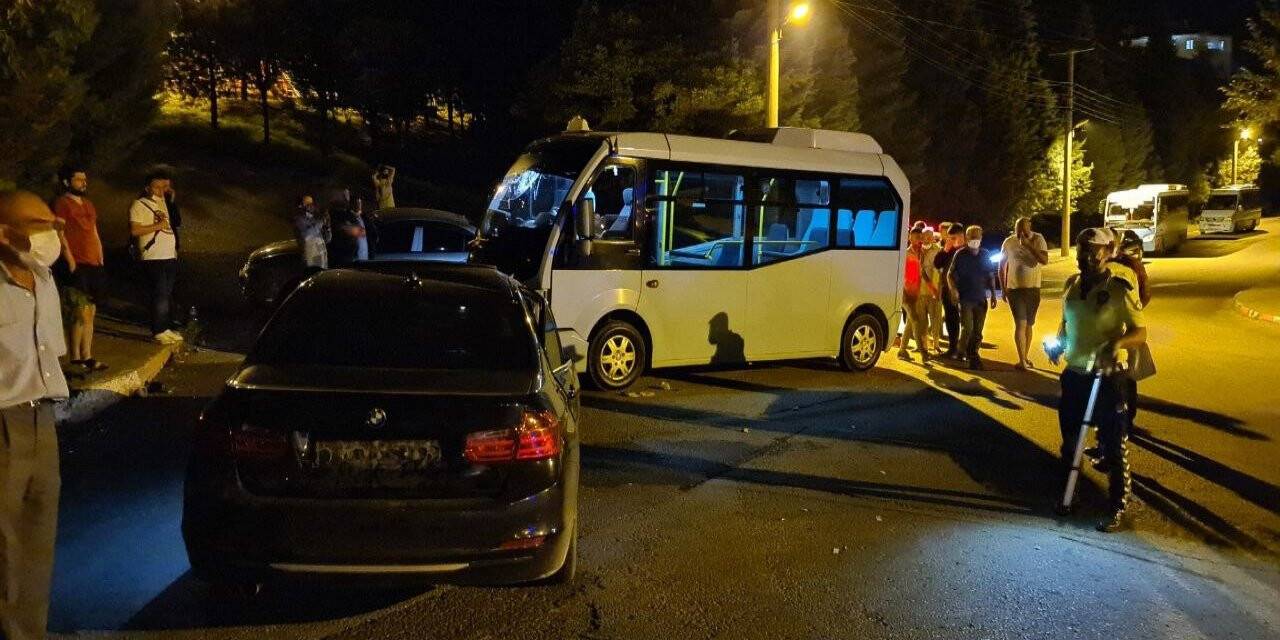 Yolcu minibüsü otomobille çapıştı: 2’si çocuk 8 yaralı