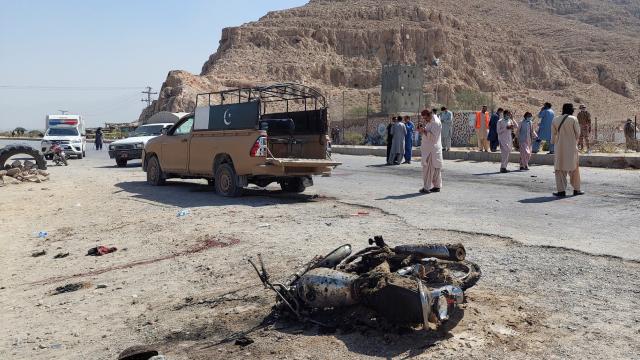 Pakistan'da intihar saldırısında 4 asker öldü