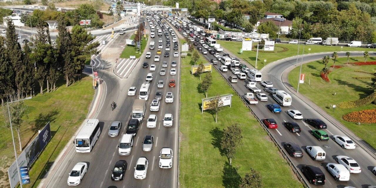 Okullar açıldı trafik kilitlendi!
