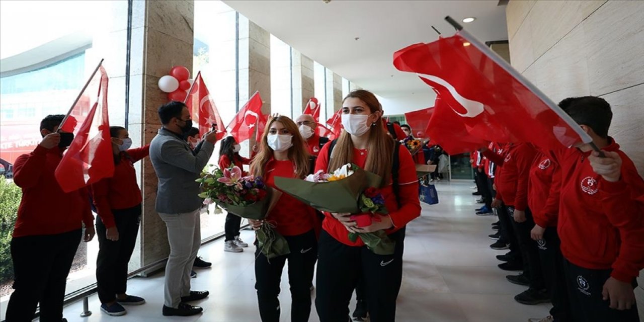Golbol Kadın Milli Takımı çiçeklerle karşılandı