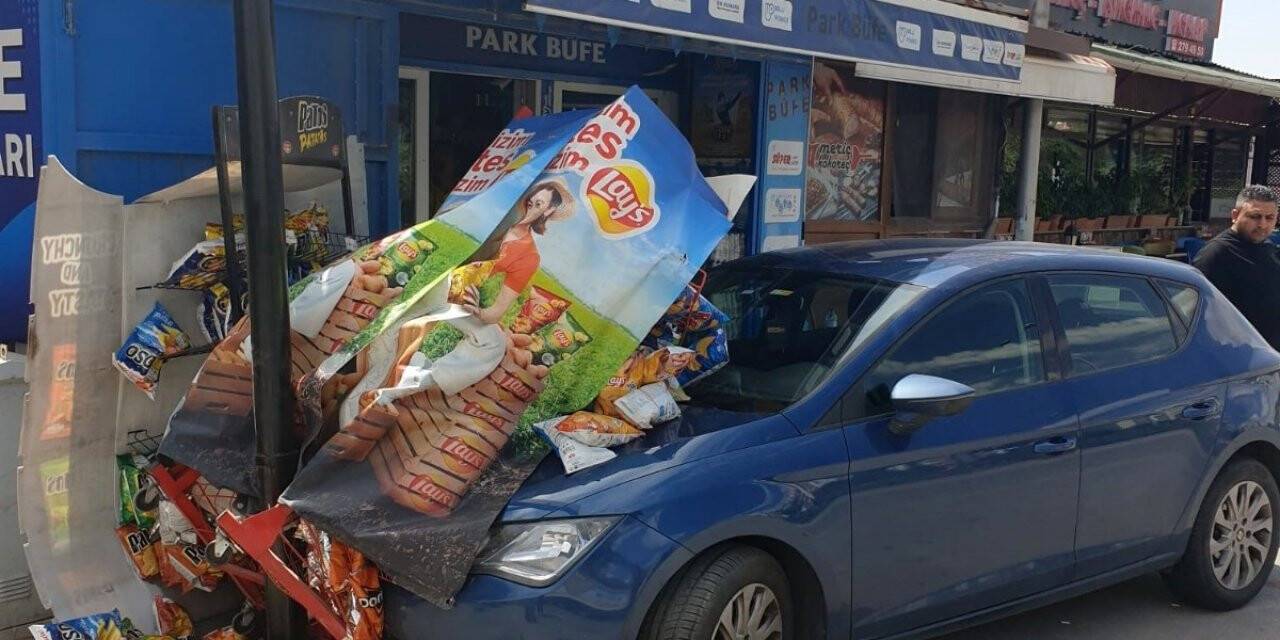 Otomobilin büfeye girme anı güvenlik kamerasına yansıdı