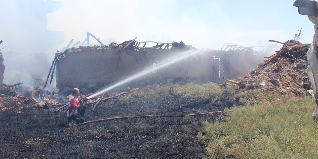 Konya'da aynı bölgede bir ayda dördüncü kez yangın çıktı! Yangın çevresindeki evlere yayılmadan söndürüldü