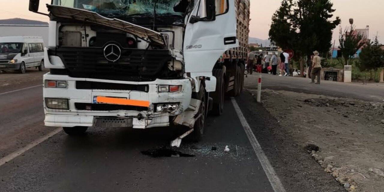 Mevsimlik işçileri taşıyan minibüs tırla çarpıştı: Yaralılar var