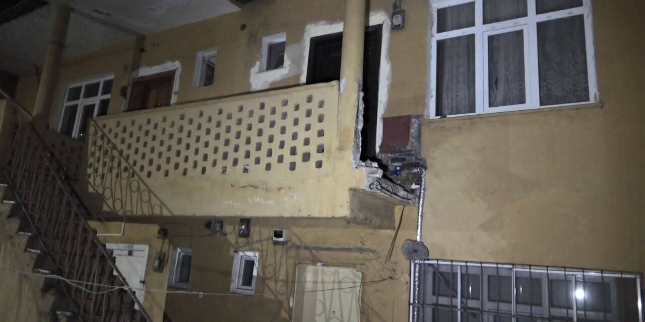 Yaslandıkları balkon duvarı yıkıldı, 6 metreden aşağıya düştüler
