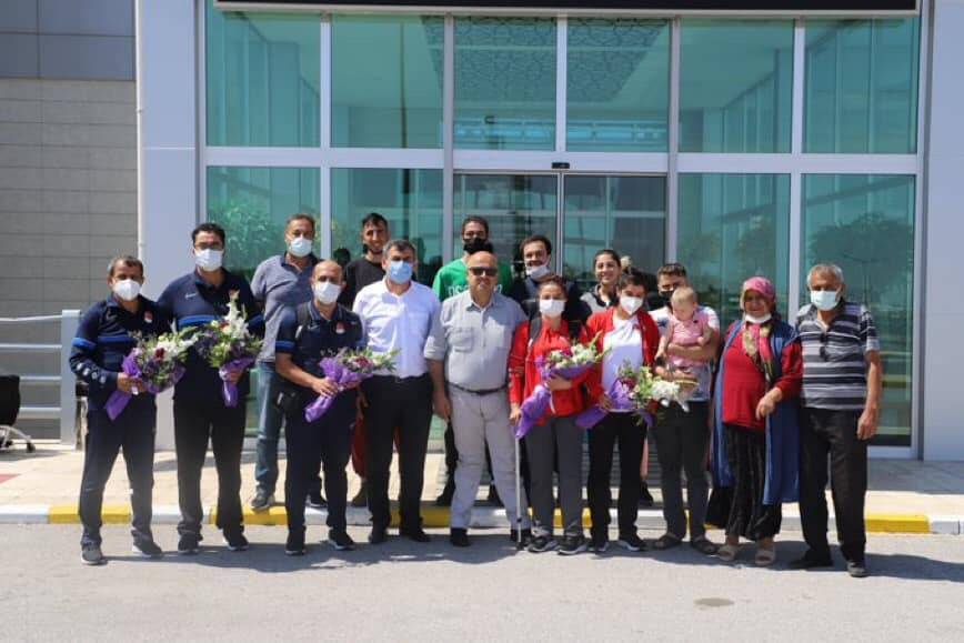 Konyalı milli sporculara çiçekli karşılama