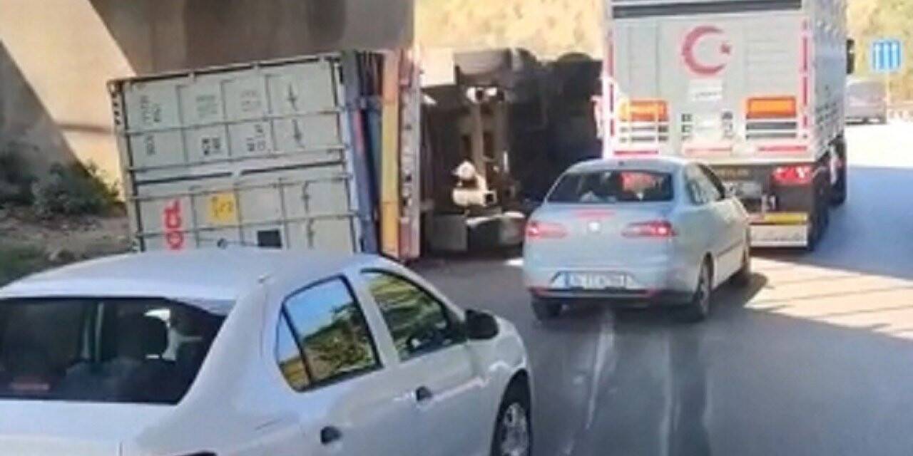 D100’de devrilen tırın sürücüsü hayatını kaybetti