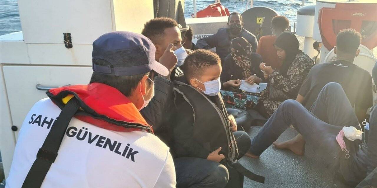 Kuşadası’nda 30 düzensiz göçmen kurtarıldı