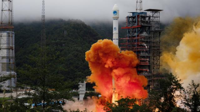 Çin iletişim uydusu Congşing-9B'yi fırlattı