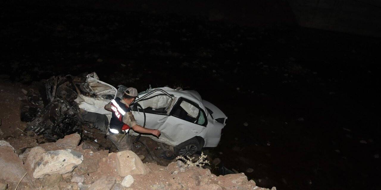 Araç köprüden düştü: 2 ölü, 1 yaralı