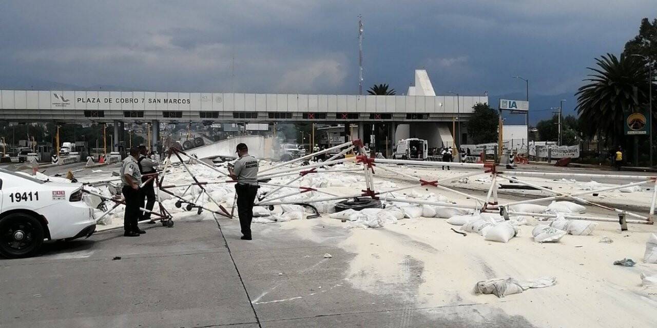 Freni patlayan tır otoyol gişelerine çarptı: 3 ölü, 7 yaralı