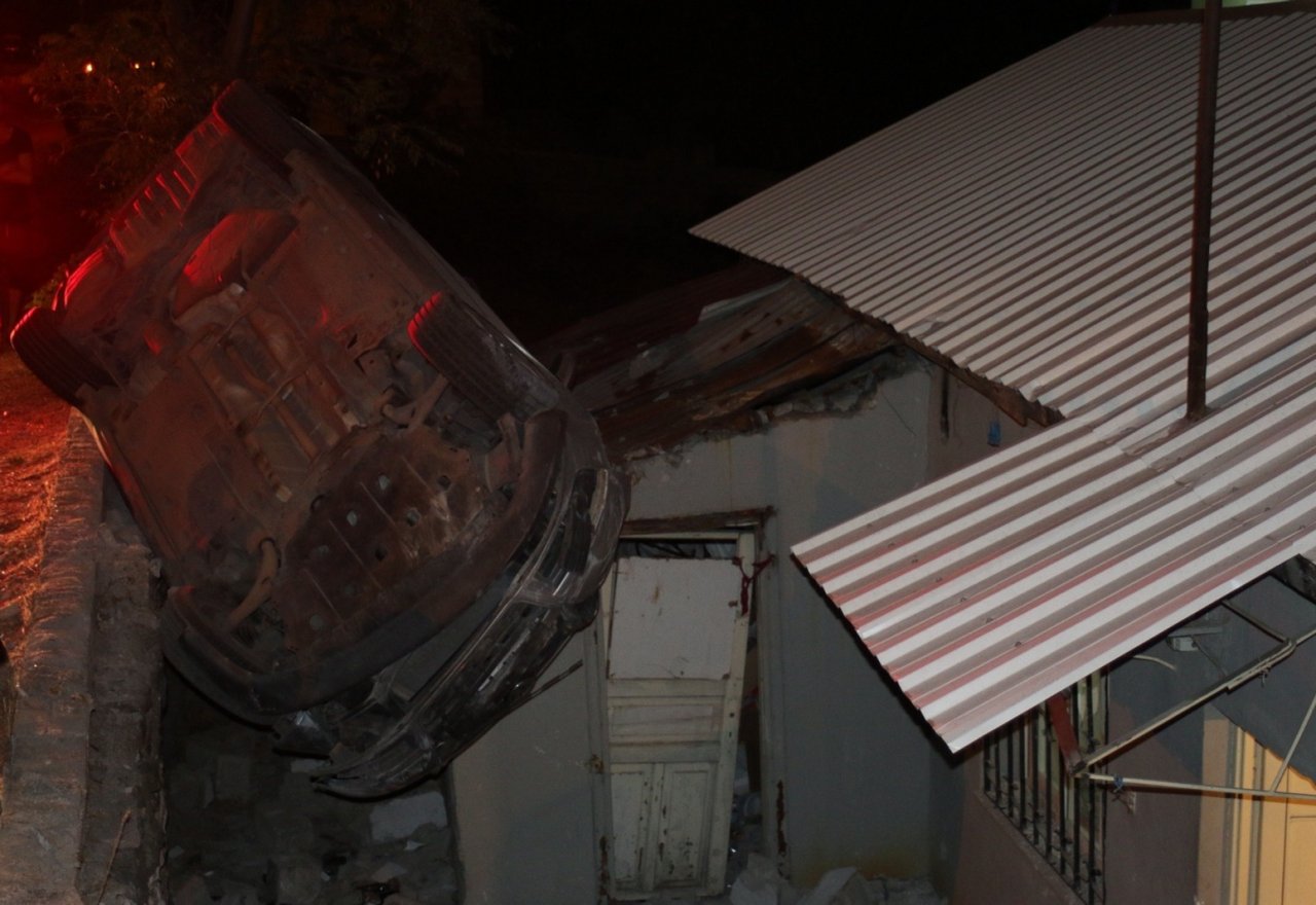 Kontrolden çıkan otomobil evin çatısına düştü