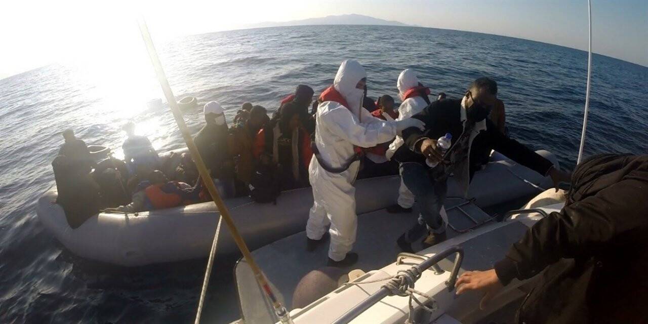 İzmir açıklarında 59 düzensiz göçmen kurtarıldı
