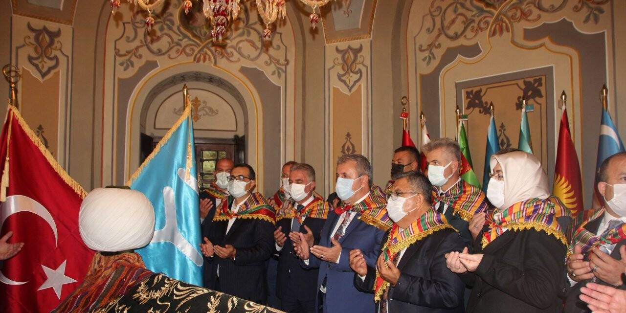 Bakan Dönmez ve Çavuşoğlu, Ertuğrul Gazi Türbesi’ni ziyaret etti