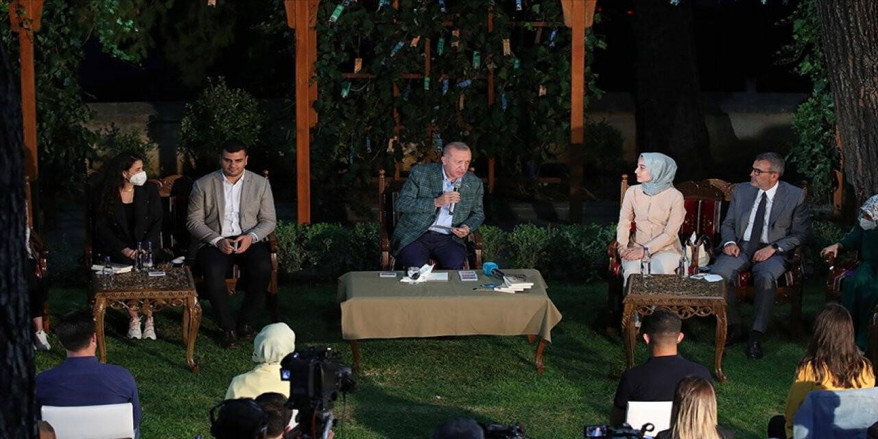 Cumhurbaşkanı Erdoğan, gençlerle şiir gecesinde bir araya geldi!