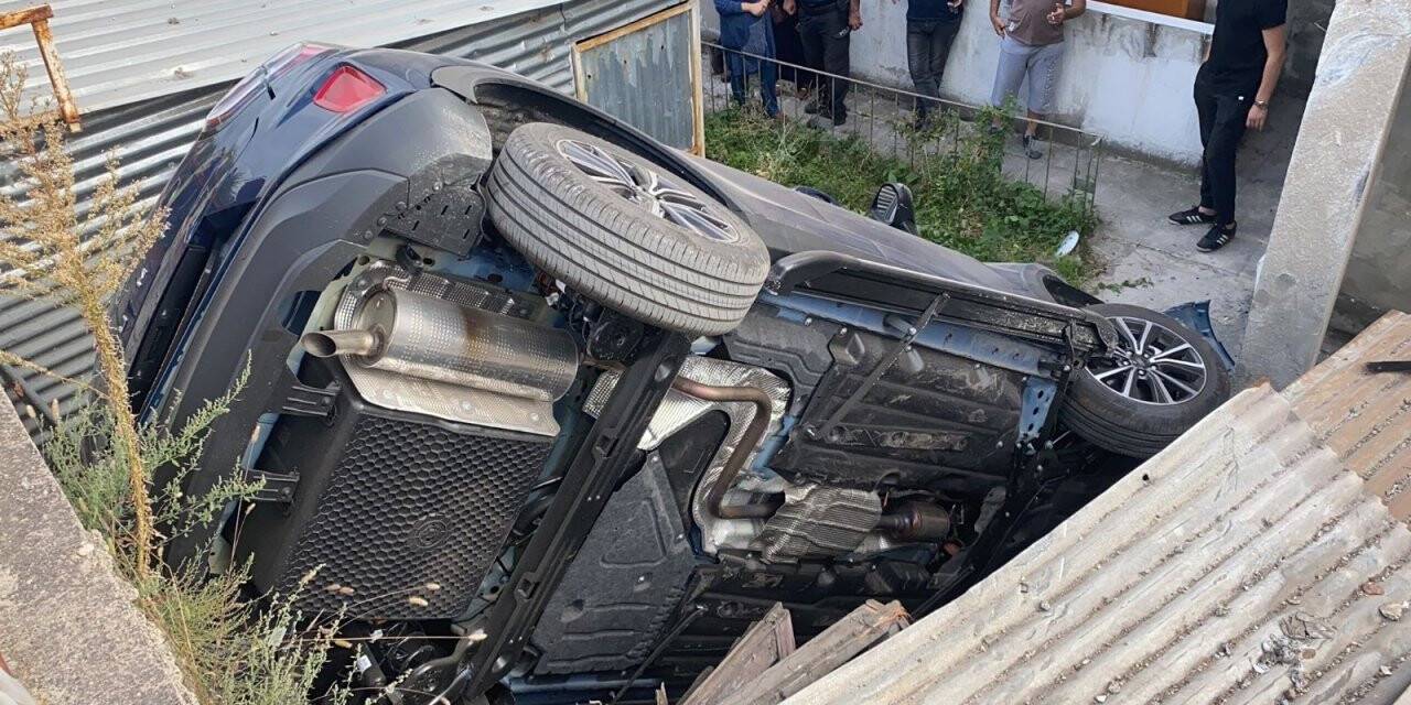 Otomobil evin bahçesine uçtu!