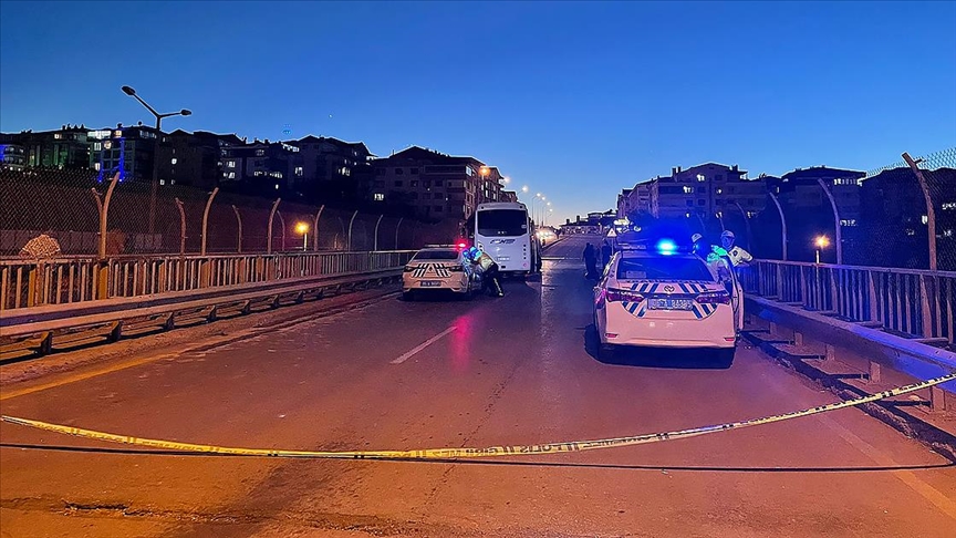 Başkent’te otomobil ile servis kafa kafaya çarpıştı: 3 ölü, 2 yaralı