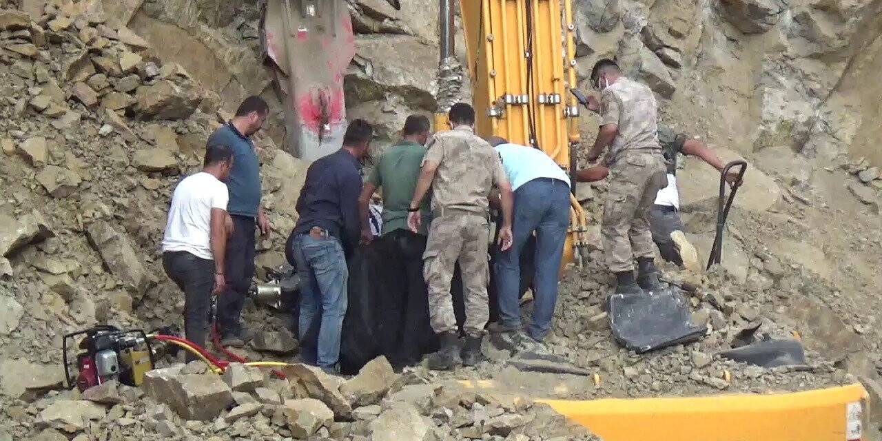 Heyelan sonucu iş makinasında sıkışarak hayatını kaybetti