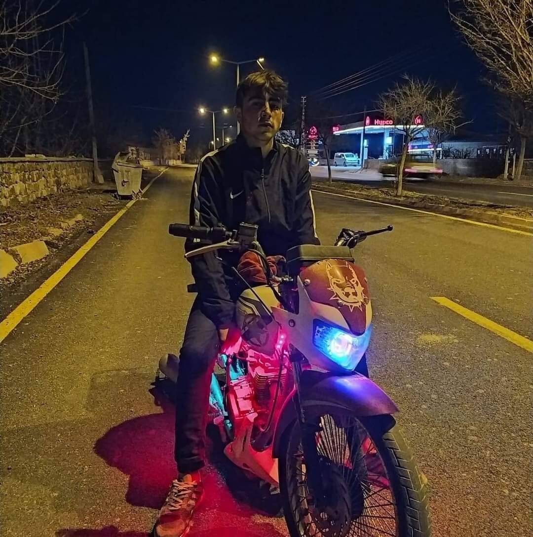 Otomobille çarpışan motosiklet sürücüsü öldü