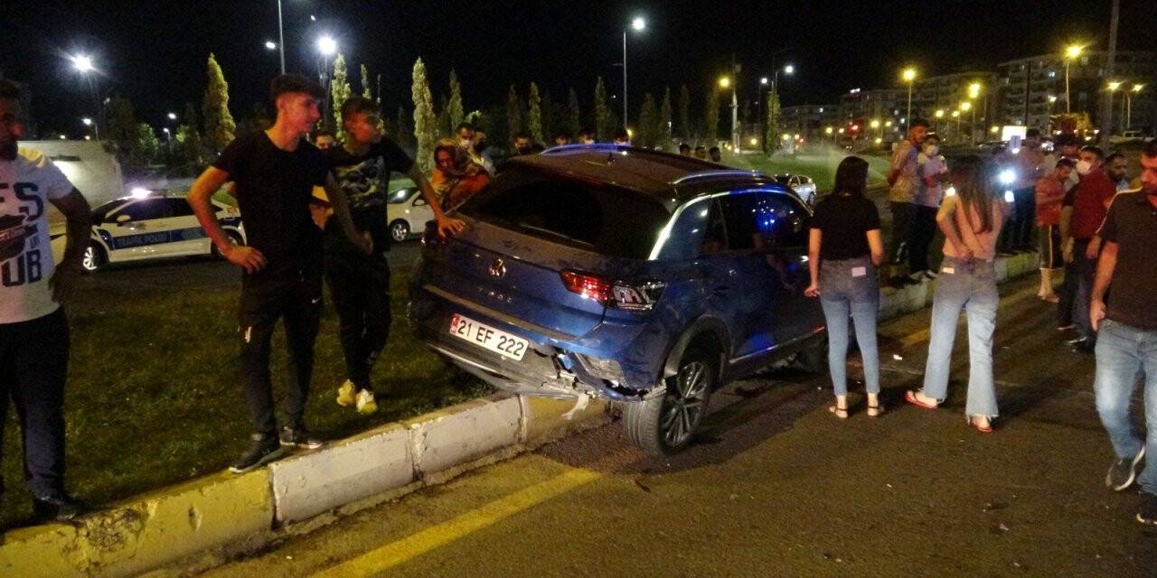 Yaya çarpmamak için yavaşladı, arkadan araç çarpınca yayaların üzerine uçtu!
