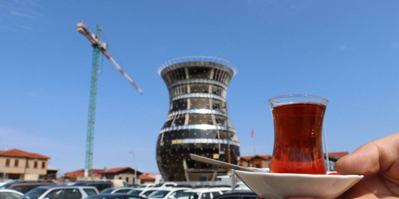 Dünyanın en büyük çay bardağının camları takılmaya başladı