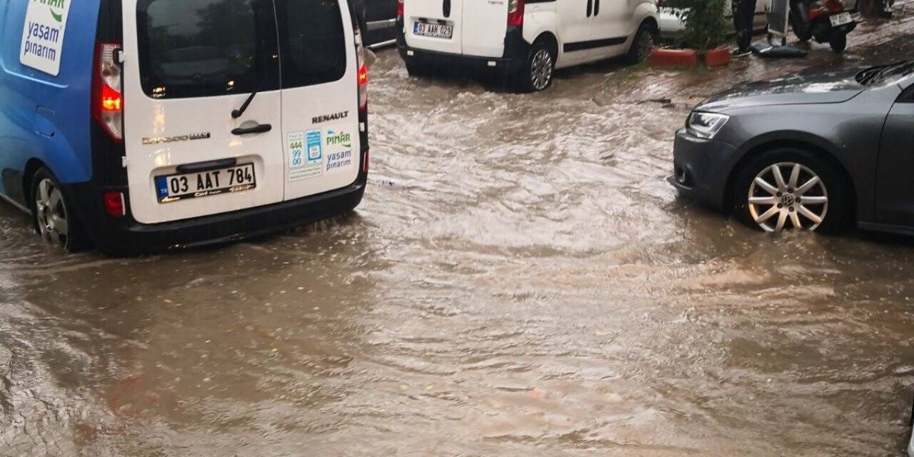 15 dakika süren yağış sokakları göle çevirdi