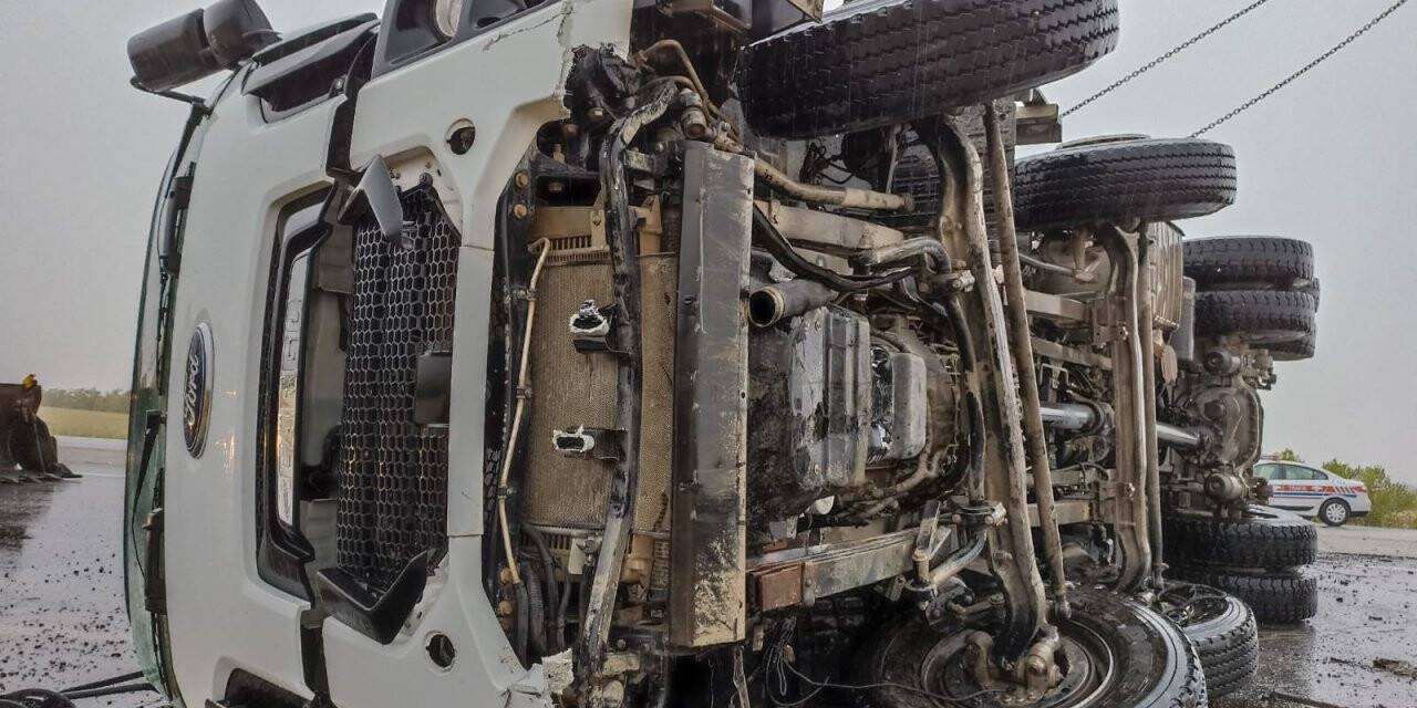 Konya’da devrilen kamyonun sürücüsü yaralandı