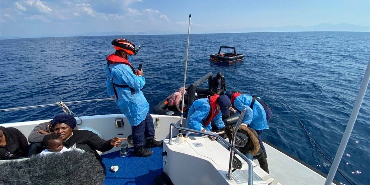 İzmir açıklarında 28 düzensiz göçmen kurtarıldı