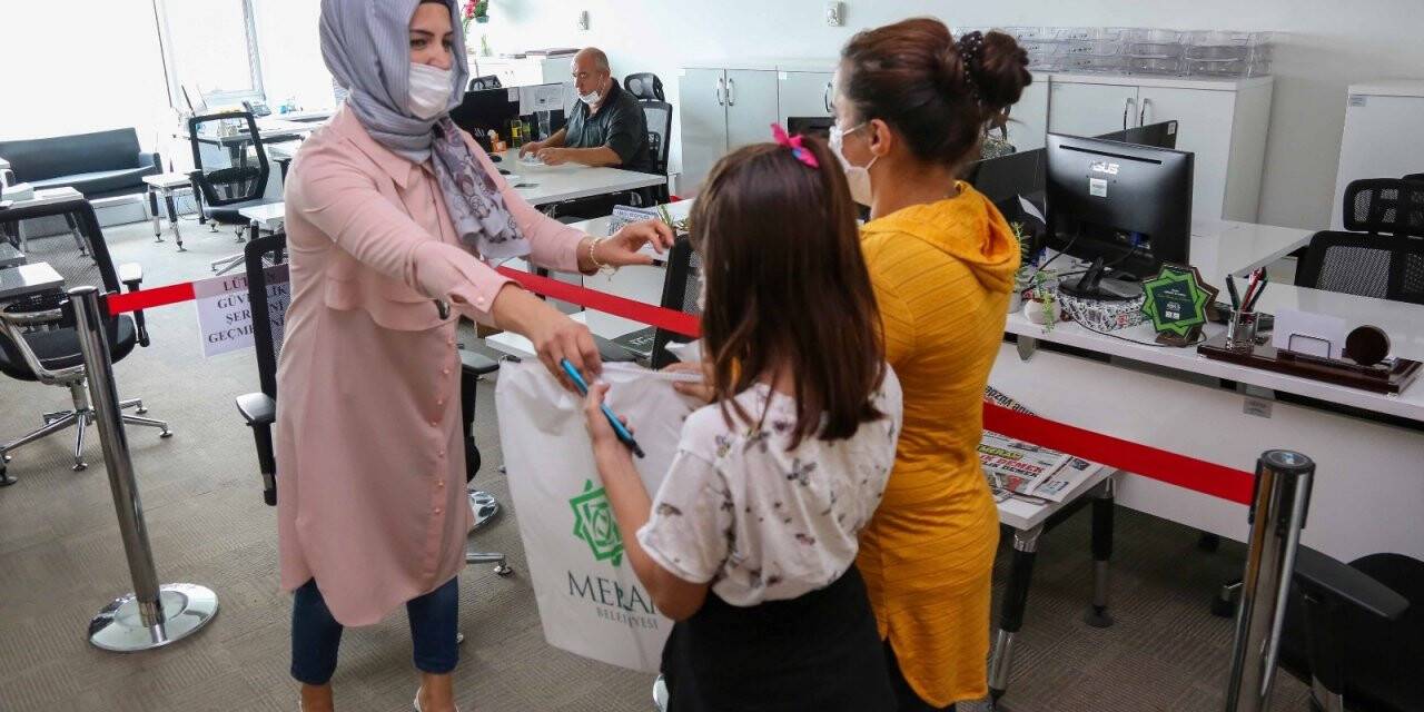 Meram’da ihtiyaç sahibi ailelerin çocuklarına kırtasiye desteği