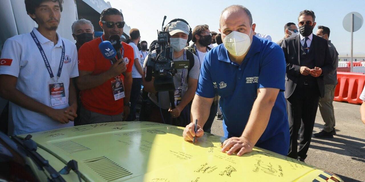 Bakan Varank, Binek Otonom Araç Yarışması’nda gençlerle bir araya geldi