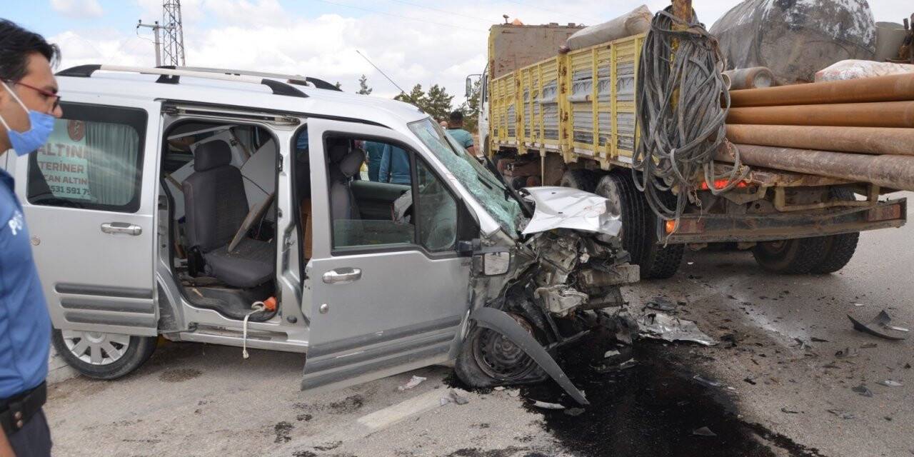 Konya'da hafif ticari araç ile iş makinesi çarpıştı: 4 yaralı