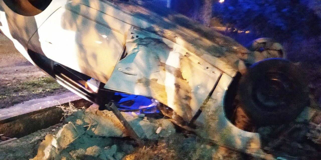 Alkollü sürücü evin kapısına çarptı