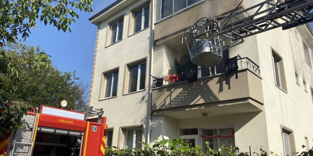 Telefon şarjdayken prizden yangın çıktı, aile son anda kurtuldu