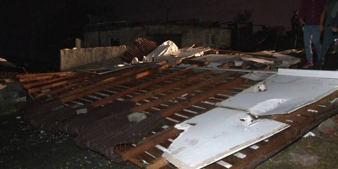 Şiddetli rüzgar nedeniyle  bazı ev ve ahırların çatısı uçtu