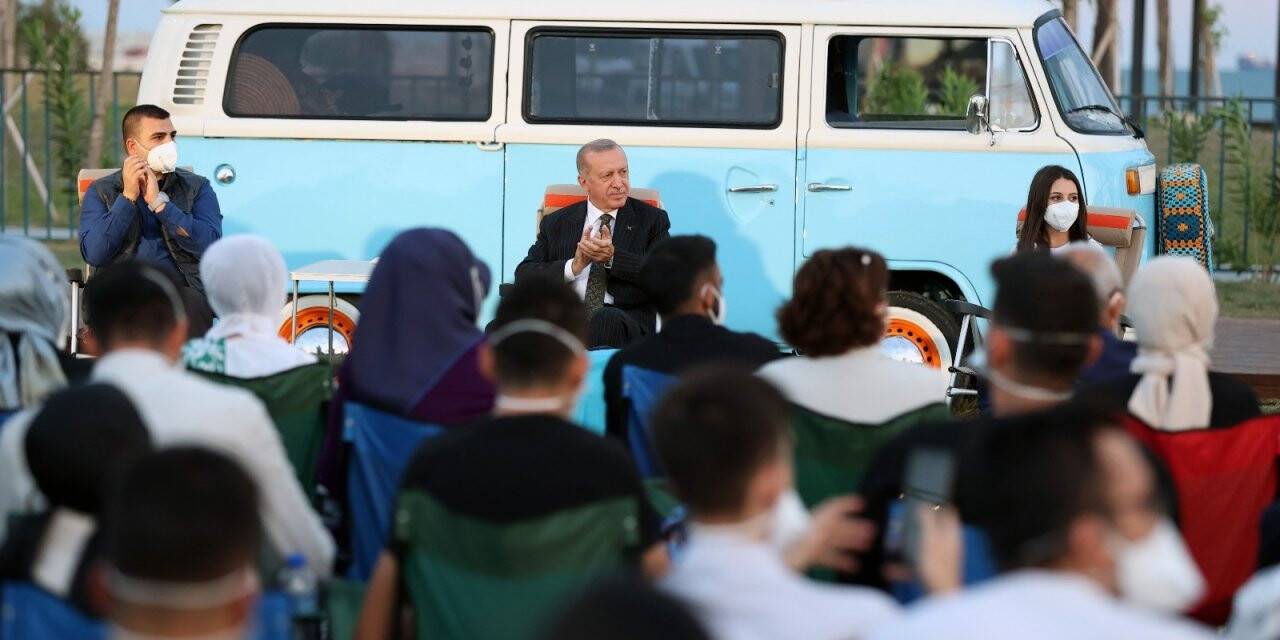 Cumhurbaşkanı Erdoğan, Mersin’de gençlerle bir araya geldi
