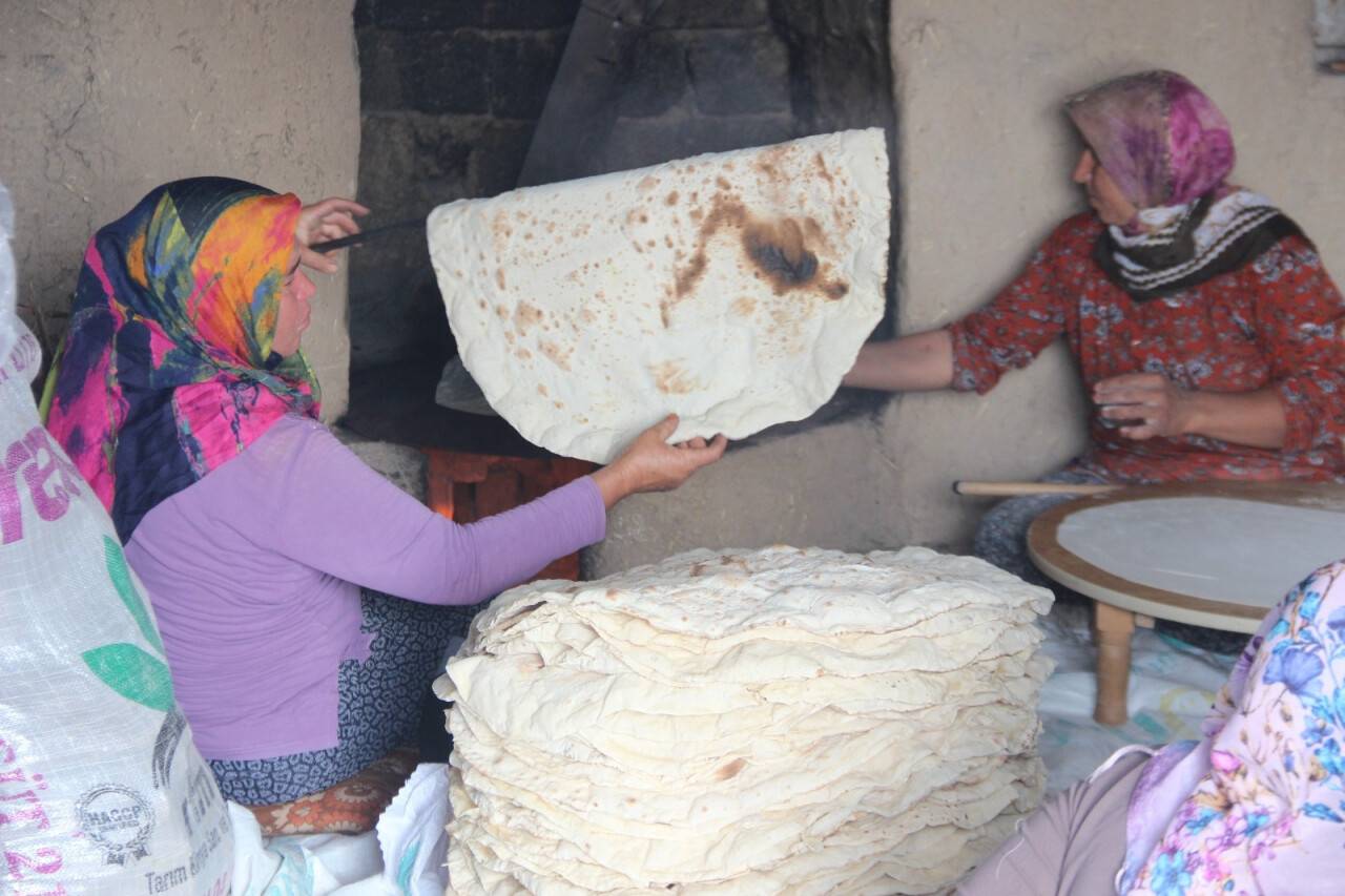 Kışlık ekmeklerini imece usulü ile yapıyorlar