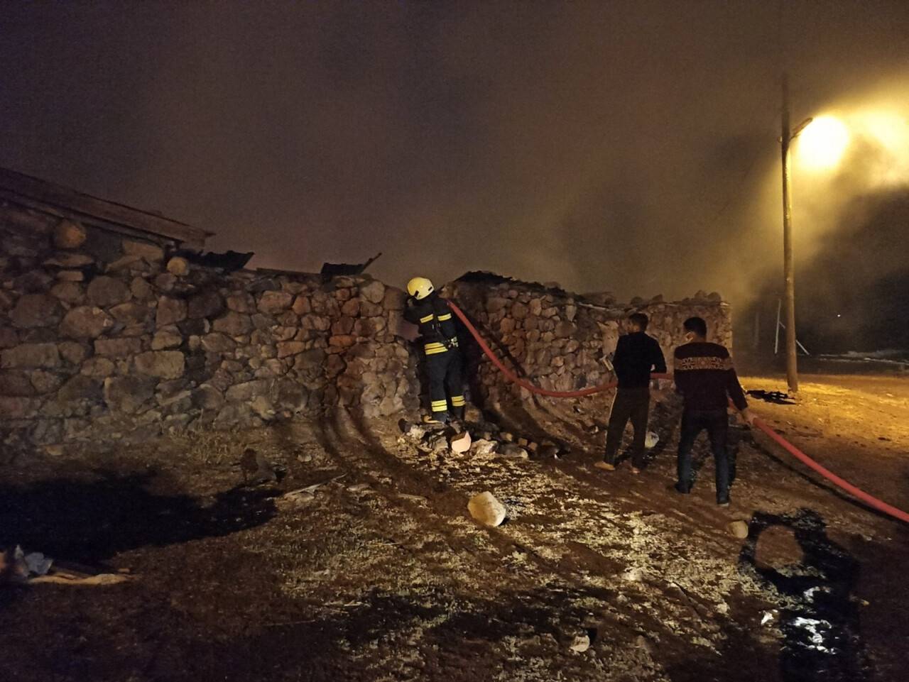 Ahırda çıkan yangın ucuz atlatıldı