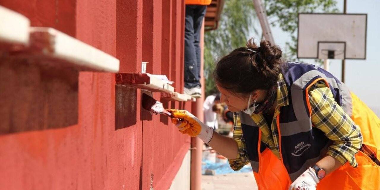 Konya AFAD gönüllüleri okul boyadı